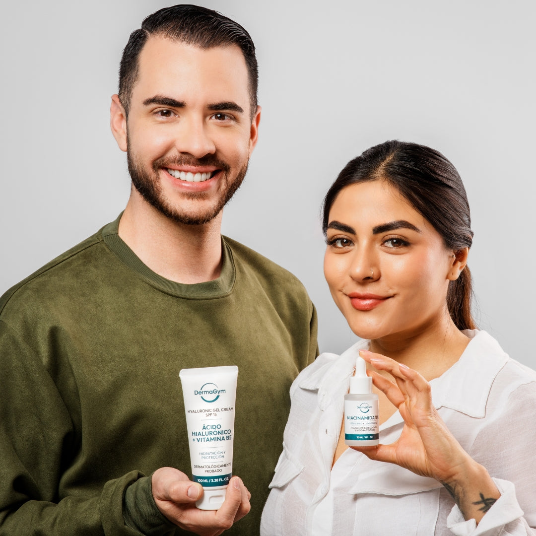 Modelo sosteniendo el Dúo Esencial DermaGym, mostrando la caja y los dos productos incluidos; pack disponible en BOK Concept Store.