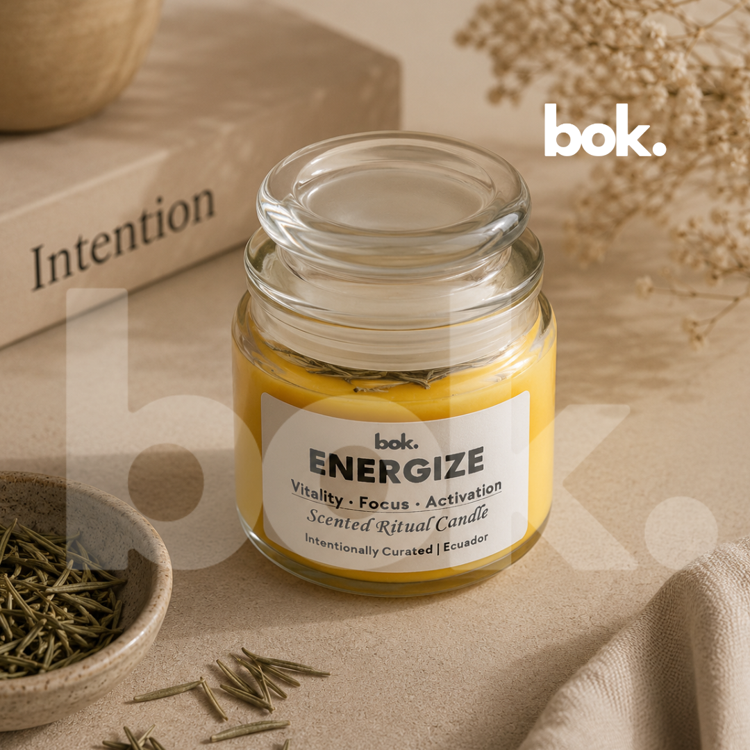 Vela ritual perfumada ENERGIZE de BOK Concept Store Ecuador, vela aromática premium color amarillo con intención de vitalidad, enfoque y activación, scented ritual candle y estética luxury wellness