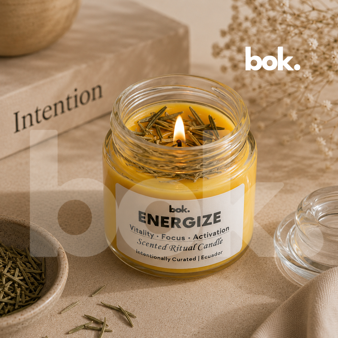 Vela ritual perfumada ENERGIZE de BOK Concept Store Ecuador en frasco de vidrio reutilizable, vela premium inspirada en energía, claridad y activación con aroma maracuyá y estética luxury wellness