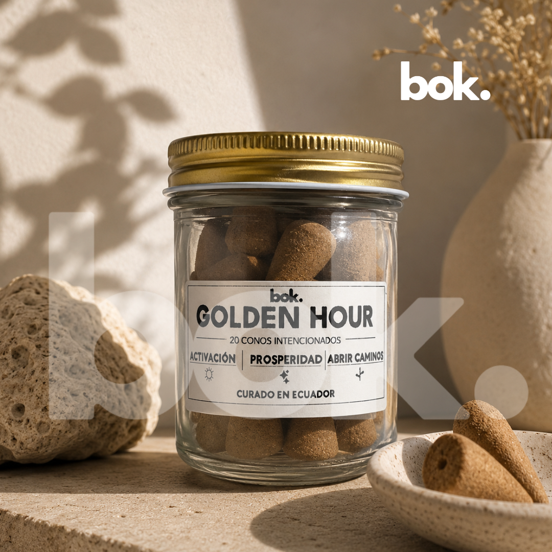 Conos intencionados backflow GOLDEN HOUR de BOK Concept Store Ecuador en frasco de vidrio reutilizable, conos aromáticos premium para activación, prosperidad y abrir caminos con estética luxury wellness minimalista