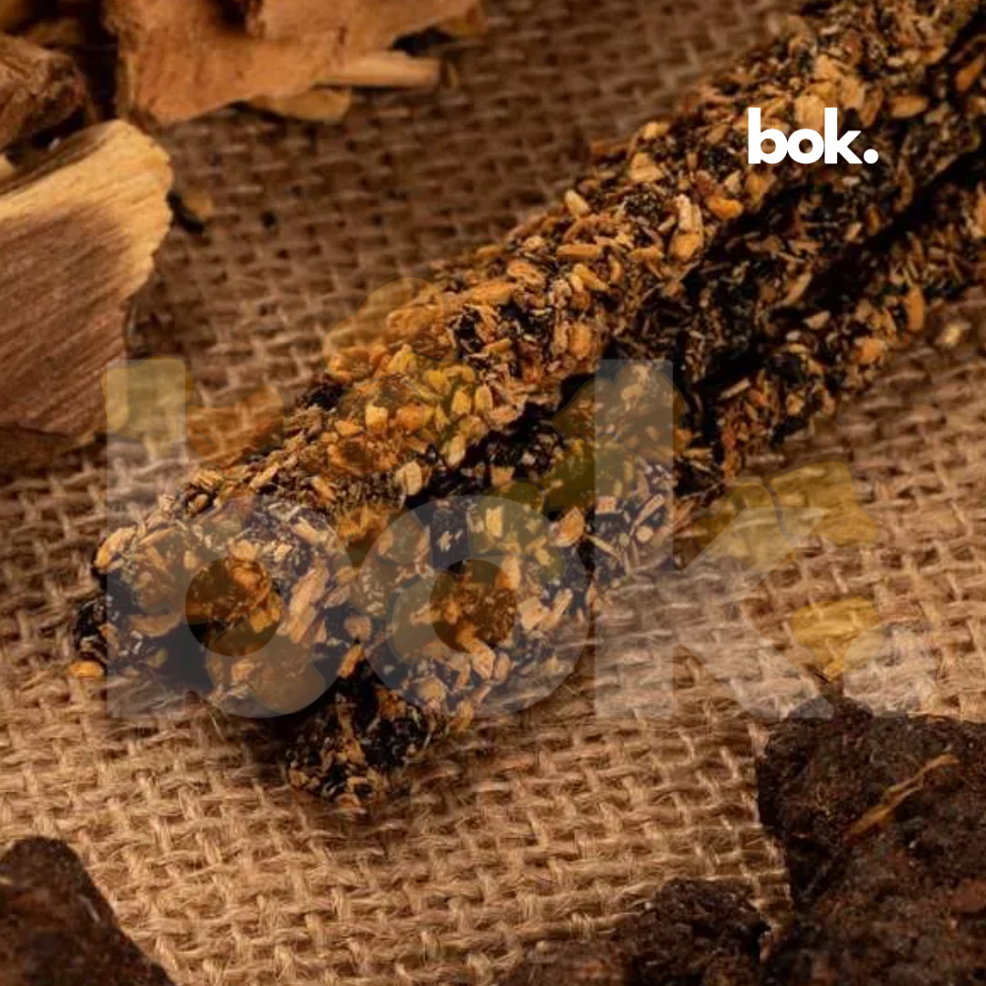 Incienso 100% Natural – Protección y Fortaleza Interior (Palo Santo + Mirra) de BOK Concept Store. Incienso premium con aroma amaderado y resinoso para meditación, yoga, relajación y aromatizar el hogar.