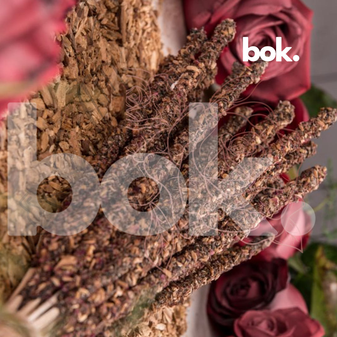 Varillas gruesas de incienso Palo Santo con Rosas junto a pétalos de rosas, disponibles en BOK Concept Store Ecuador para acompañar momentos de amor propio, armonía y bienestar.