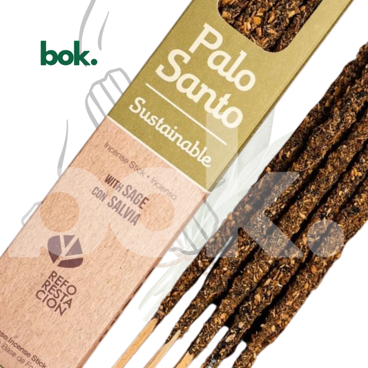Presentación de incienso Palo Santo con Salvia disponible en BOK Concept Store Quito, Ecuador, con empaque natural y varilla gruesa para aromatizar espacios.