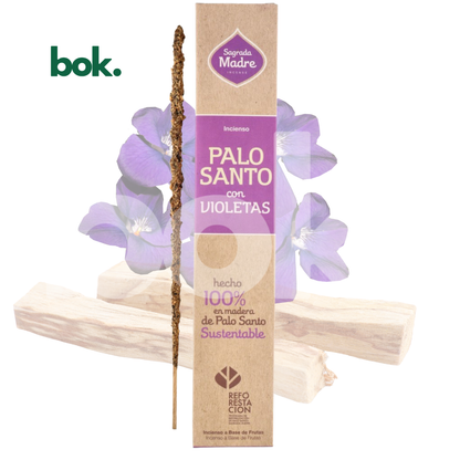 Incienso 100% Natural de Palo Santo con Violetas de BOK Concept Store Ecuador. Varillas elaboradas con ingredientes naturales que combinan palo santo sostenible y violetas para crear un ambiente de calma, serenidad y bienestar.