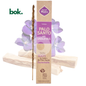 Incienso 100% Natural de Palo Santo con Violetas de BOK Concept Store Ecuador. Varillas elaboradas con ingredientes naturales que combinan palo santo sostenible y violetas para crear un ambiente de calma, serenidad y bienestar.