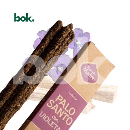 Incienso 100% Natural – Calma y Serenidad (Palo Santo + Violetas) de BOK Concept Store. Incienso premium con aroma floral y amaderado para aromatizar el hogar, espacios de meditación y bienestar.