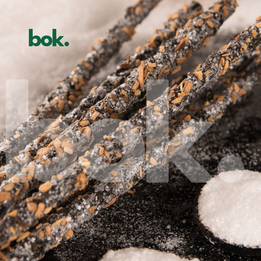 Varillas gruesas de incienso natural de Palo Santo con Yagra en BOK Concept Store Ecuador, detalle artesanal para rituales tradicionales de abundancia, prosperidad y apertura de caminos.