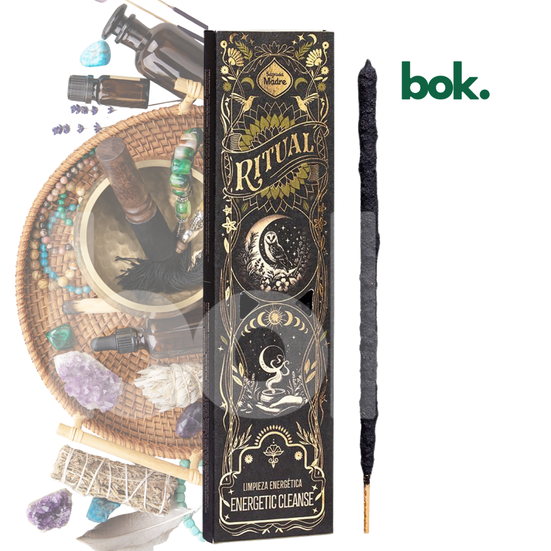 incienso 100% natural de limpieza energetica de BOK Concept Store en empaque negro con detalles dorados sobre superficie de madera en ambiente cálido y elegante