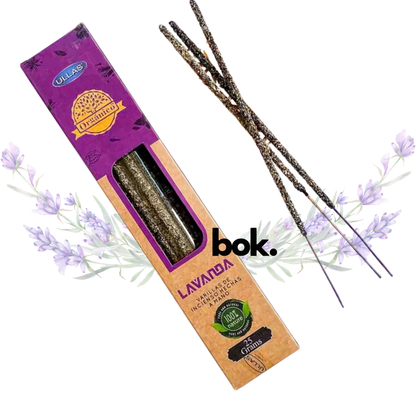 Varillas de incienso de lavanda elaboradas artesanalmente en la India, presentadas sobre una superficie natural. Aroma floral relajante disponible en BOK Concept Store Ecuador.
