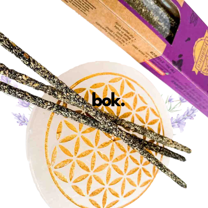 Incienso de lavanda, liberando su aroma suave y floral en un espacio armonioso. Ideal para crear ambientes tranquilos y equilibrados — BOK Concept Store.