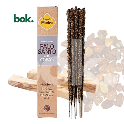 incienso palo santo con copal sagrada madre 100% natural, varillas artesanales para protección energética, elevación y sellado del espacio, disponible en bok concept store ecuador