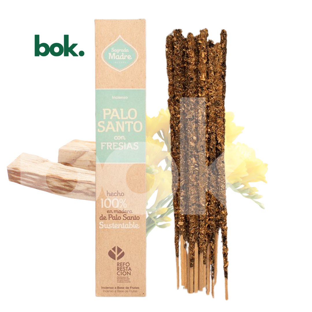 detalle de incienso artesanal palo santo con fresias, varillas naturales con aroma floral para protección, equilibrio y bienestar emocional, producto premium bok concept store