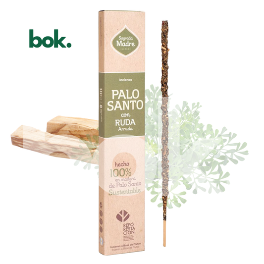 incienso artesanal de palo santo con ruda 100% natural, detalle de varillas para limpieza energética y protección espiritual, producto premium disponible en bok concept store ecuador