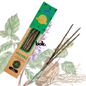 Incienso Patchouli artesanal BOK, caja color marrón-terracota de 25 gramos hecha a mano en la India, sostenida por una mano sobre fondo neutro, producto natural para meditación y bienestar.