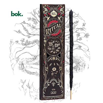 incienso ritual de cacao 100% natural de BOK Concept Store Ecuador en empaque premium con diseño elegante, ideal para crear una atmósfera cálida, acogedora y de bienestar