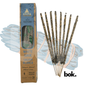Incienso Natural de Salvia Blanca de BOK Concept Store Ecuador, 8 varillas gruesas artesanales de White Sage para limpieza, protección y renovación de espacios, disponible en Quito con envíos a todo Ecuador.