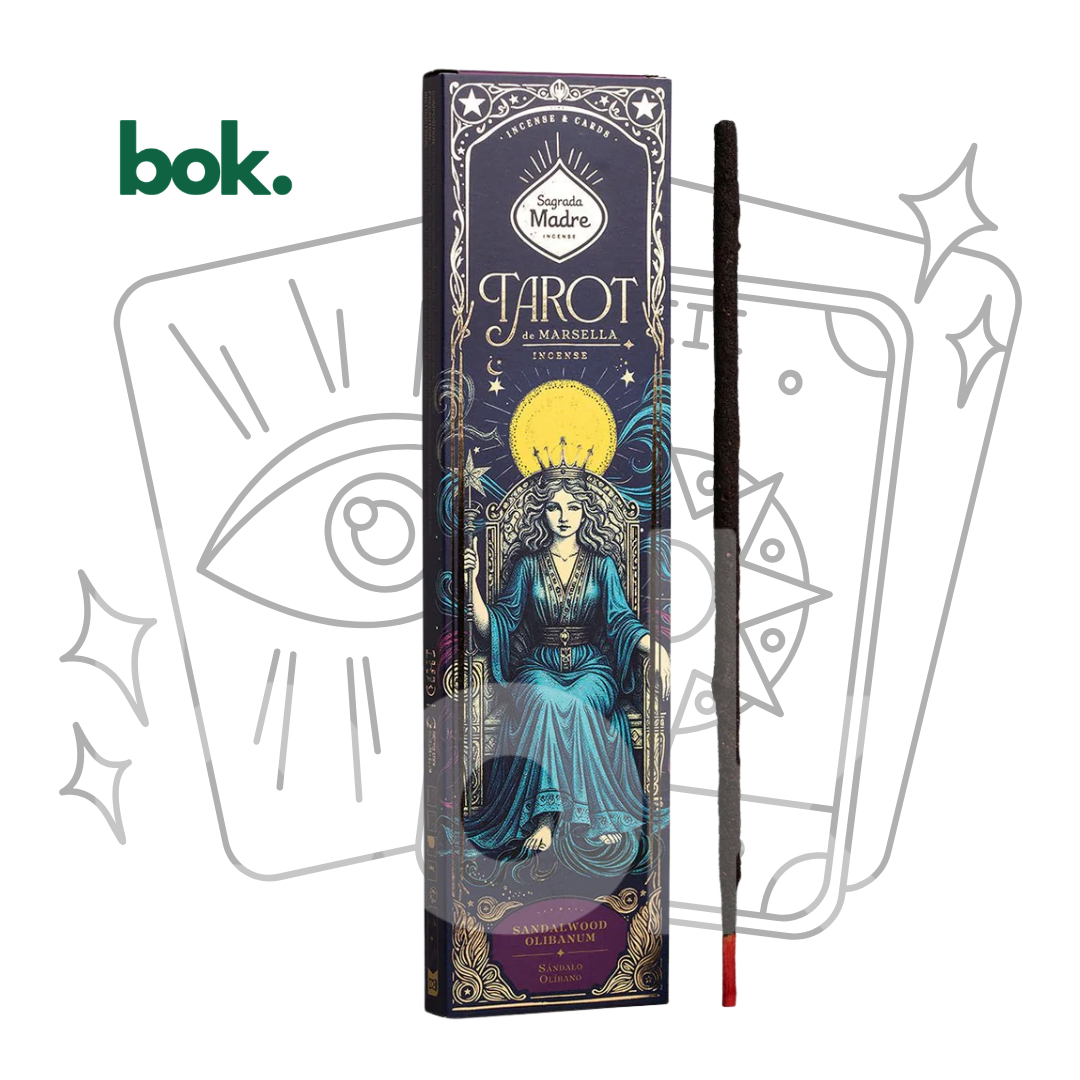 BOK Concept Store Ecuador presenta Incienso 100% Natural Sabiduría & Conexión Espiritual Sándalo y Olíbano Tarot de Marsella. Incienso artesanal premium para meditación, tarot, mindfulness, bienestar emocional, relajación y conexión espiritual. Incluye carta coleccionable para recortar.