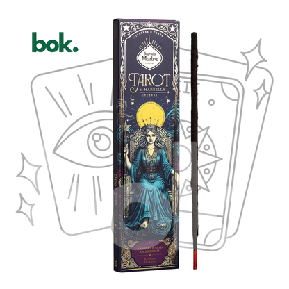 BOK Concept Store Ecuador presenta Incienso 100% Natural Sabiduría & Conexión Espiritual Sándalo y Olíbano Tarot de Marsella. Incienso artesanal premium para meditación, tarot, mindfulness, bienestar emocional, relajación y conexión espiritual. Incluye carta coleccionable para recortar.