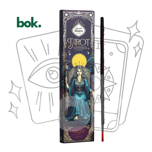 BOK Concept Store Ecuador presenta Incienso 100% Natural Sabiduría & Conexión Espiritual Sándalo y Olíbano Tarot de Marsella. Incienso artesanal premium para meditación, tarot, mindfulness, bienestar emocional, relajación y conexión espiritual. Incluye carta coleccionable para recortar.