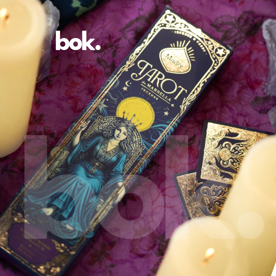 Incienso 100% Natural Sabiduría & Conexión Espiritual Sándalo y Olíbano disponible en BOK Concept Store Quito Ecuador. Incienso para lectura de tarot, yoga, rituales conscientes, autoconocimiento, concentración y prácticas espirituales. Incluye carta coleccionable del Tarot de Marsella para recortar y conservar.