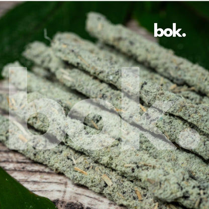 varillas de incienso artesanal de fresias botanicas, incienso natural para ansiedad, calma y claridad mental, producto espiritual y holistico de bok concept store ecuador, aroma floral fresco para relajacion y equilibrio del espacio