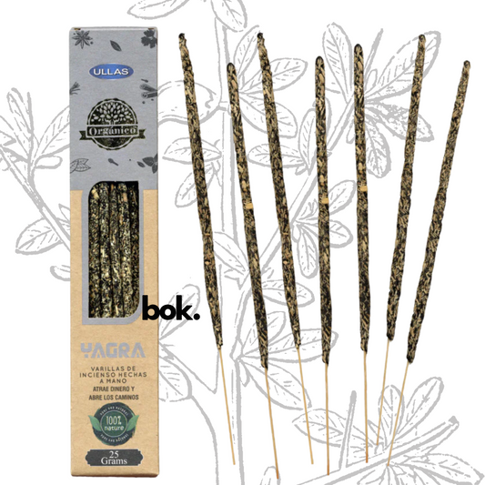 Incienso Yagra artesanal BOK, caja colorida de 25 gramos hecha a mano en la India, sostenida por una mano sobre fondo neutro, producto natural para meditación y bienestar.