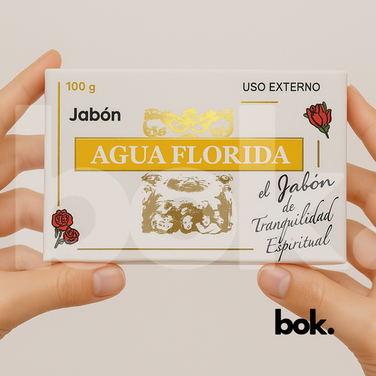 Jabón Agua Florida rectangular sostenido por manos, utilizado para limpieza espiritual, tranquilidad y armonización energética – producto artesanal ecuatoriano