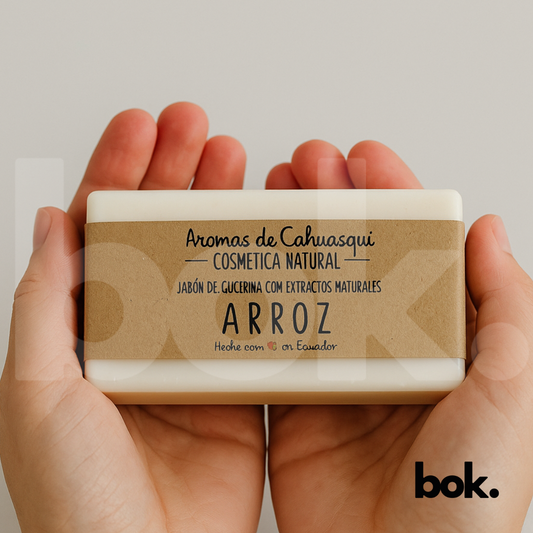 Jabón artesanal de glicerina con extracto de arroz, sostenido en manos, elaborado por Aromas de Cahuasquí en Ecuador - BOK Concept Store
