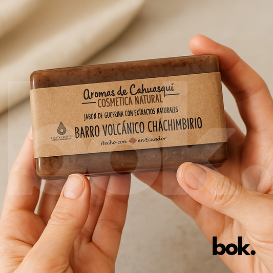 Jabón artesanal de glicerina con barro volcánico Chachimbiro 150g Aromas de Cahuasquí, disponible en BOK Concept Store Ecuador, cosmética natural purificante y mineralizante