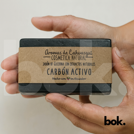 Jabón artesanal de glicerina con carbón activo 150g Aromas de Cahuasquí, disponible en BOK Concept Store Ecuador, ideal para limpieza profunda, piel grasa y cuidado natural