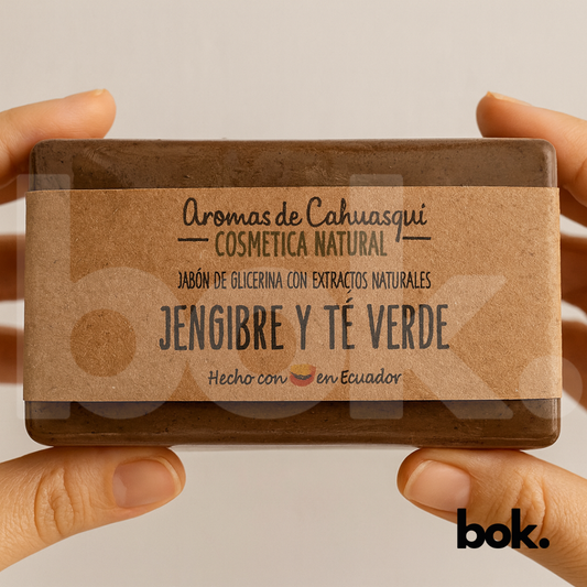 Jabón artesanal de glicerina con extractos de jengibre y té verde 150g Aromas de Cahuasquí, disponible en BOK Concept Store Ecuador, cosmética natural revitalizante y antioxidante