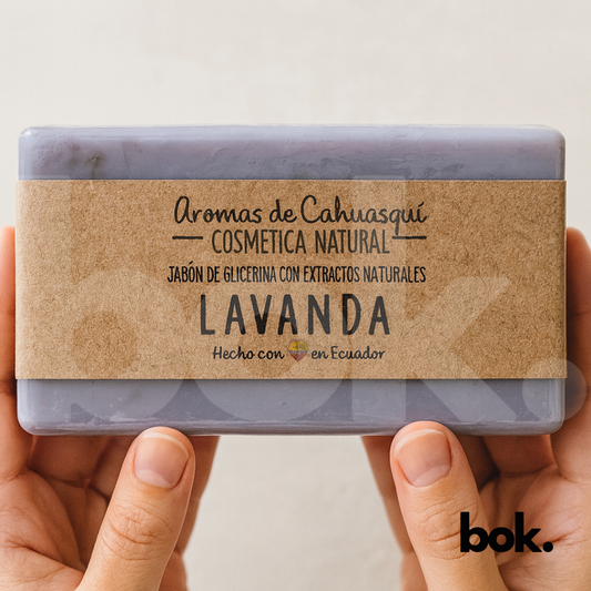 Jabón artesanal de glicerina con extracto de lavanda 150g Aromas de Cahuasquí, disponible en BOK Concept Store Ecuador, cosmética natural relajante y calmante