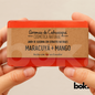 Jabón artesanal de glicerina con extractos de maracuyá y mango 150g Aromas de Cahuasquí, disponible en BOK Concept Store Ecuador, cosmética natural tropical e hidratante