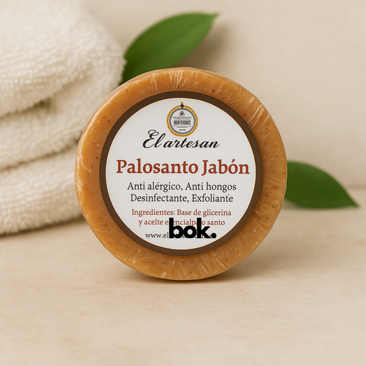 Jabón de Palo Santo artesanal redondo, con etiqueta clara y propiedades naturales anti hongos, anti alérgico y exfoliante, BOK Concept Store.