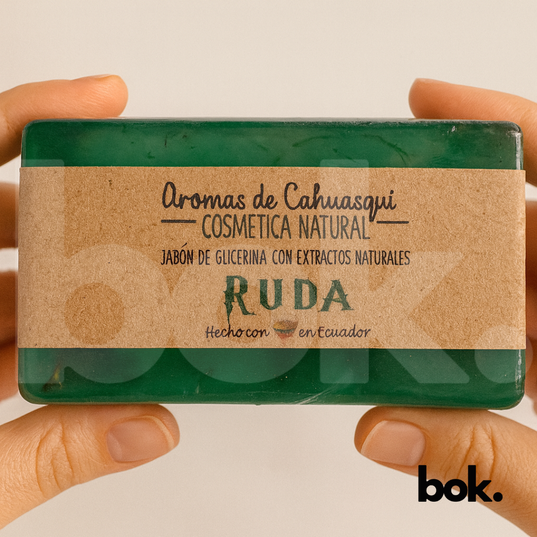 Jabón artesanal de glicerina con extracto de ruda 150g Aromas de Cahuasquí, disponible en BOK Concept Store Ecuador, cosmética natural purificante y protectora