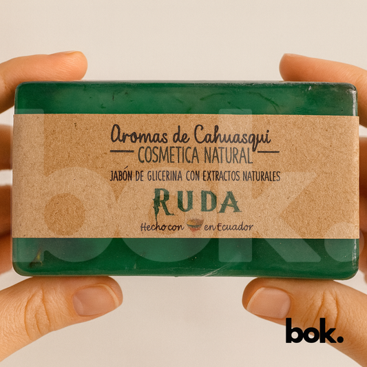 Jabón artesanal de glicerina con extracto de ruda 150g Aromas de Cahuasquí, disponible en BOK Concept Store Ecuador, cosmética natural purificante y protectora