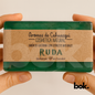 Jabón artesanal de glicerina con extracto de ruda 150g Aromas de Cahuasquí, disponible en BOK Concept Store Ecuador, cosmética natural purificante y protectora
