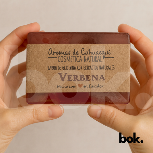 Jabón artesanal de glicerina con extracto de verbena 150g Aromas de Cahuasquí, disponible en BOK Concept Store Ecuador, cosmética natural cítrica y revitalizante