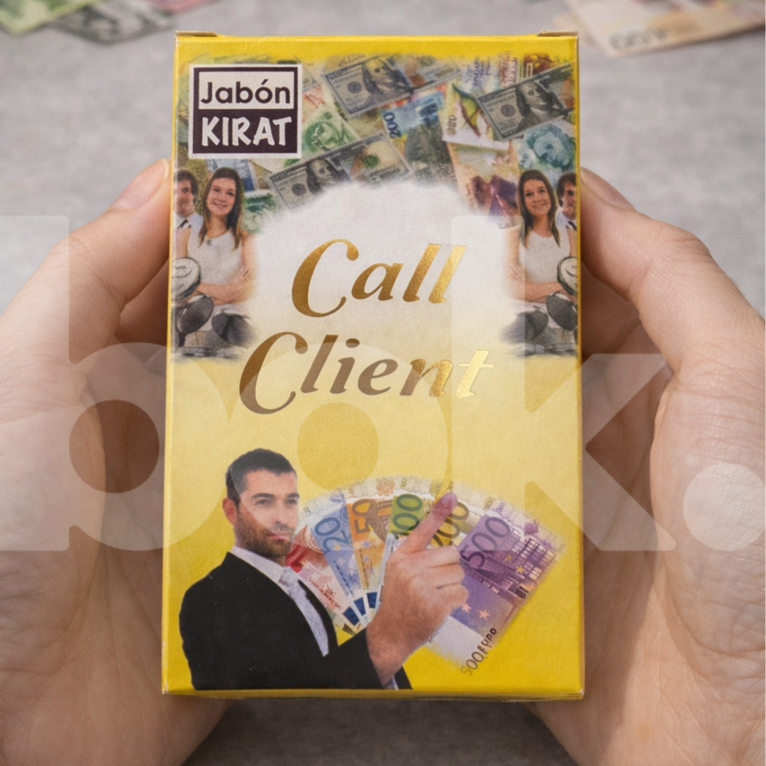 jabón llama clientes sostenido por manos en escena lifestyle enfocado en trabajo y oportunidades presentación original disponible en bok concept store ecuador