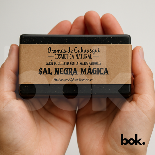 Jabón artesanal de glicerina con sal negra mágica, sostenido en manos, elaborado por Aromas de Cahuasquí en Ecuador - BOK Concept Store