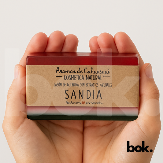 Jabón artesanal de glicerina con extracto de sandía, sostenido en manos, con etiqueta de Aromas de Cahuasquí - BOK Concept Store