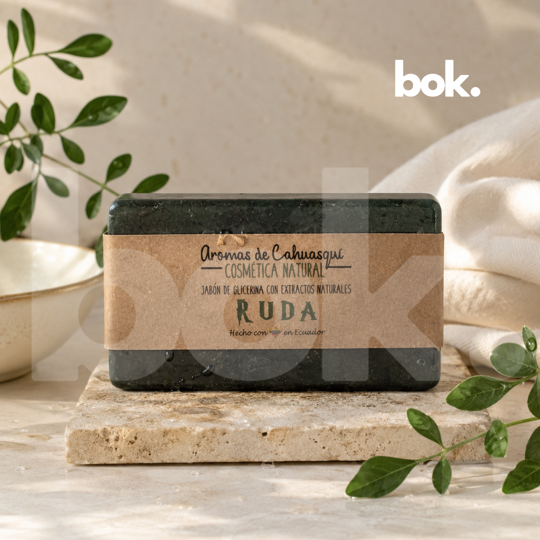 Jabón de Ruda de BOK Concept Store Ecuador elaborado con extracto natural de ruda y glicerina vegetal. Jabón premium para protección, limpieza energética, bienestar y renovación con envíos a todo Ecuador.