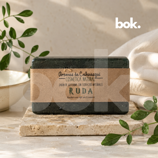 Jabón de Ruda de BOK Concept Store Ecuador elaborado con extracto natural de ruda y glicerina vegetal. Jabón premium para protección, limpieza energética, bienestar y renovación con envíos a todo Ecuador.