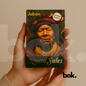 Manos sosteniendo el Jabón Quita Sales artesanal de BOK Concept Store sobre fondo neutro, fotografía lifestyle para tienda online.