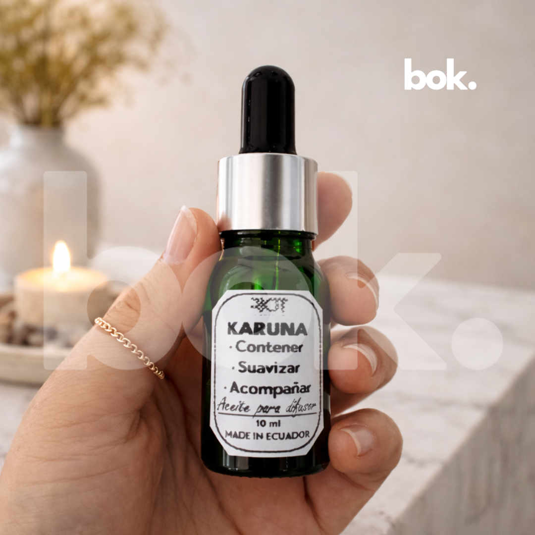 Aceite para difusor KARUNA de BOK Concept Store en frasco de vidrio verde de 10 ml, ritual de contención y cuidado emocional para crear ambientes suaves y reconfortantes