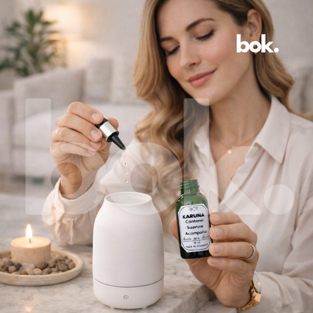 Mujer elegante usando aceite para difusor KARUNA de BOK Concept Store en un espacio sofisticado, ritual moderno de suavidad, acompañamiento y bienestar emocional en el hogar