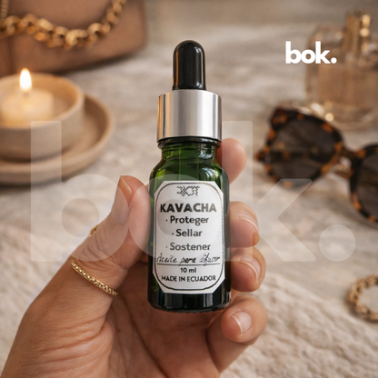 Aceite para difusor KAVACHA de BOK Concept Store en frasco de vidrio verde, ritual de protección energética para armonizar y sellar espacios, producto espiritual premium hecho en Ecuador