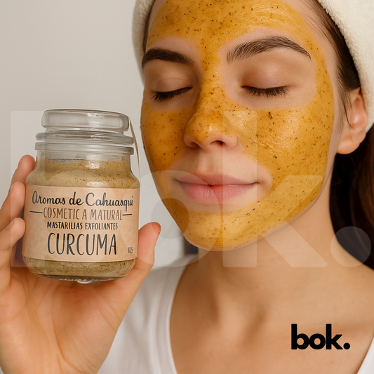 Mujer aplicándose mascarilla exfoliante de cúrcuma en el rostro, sosteniendo frasco de 100 g con etiqueta de Aromas de Cahuasquí - BOK Concept Store
