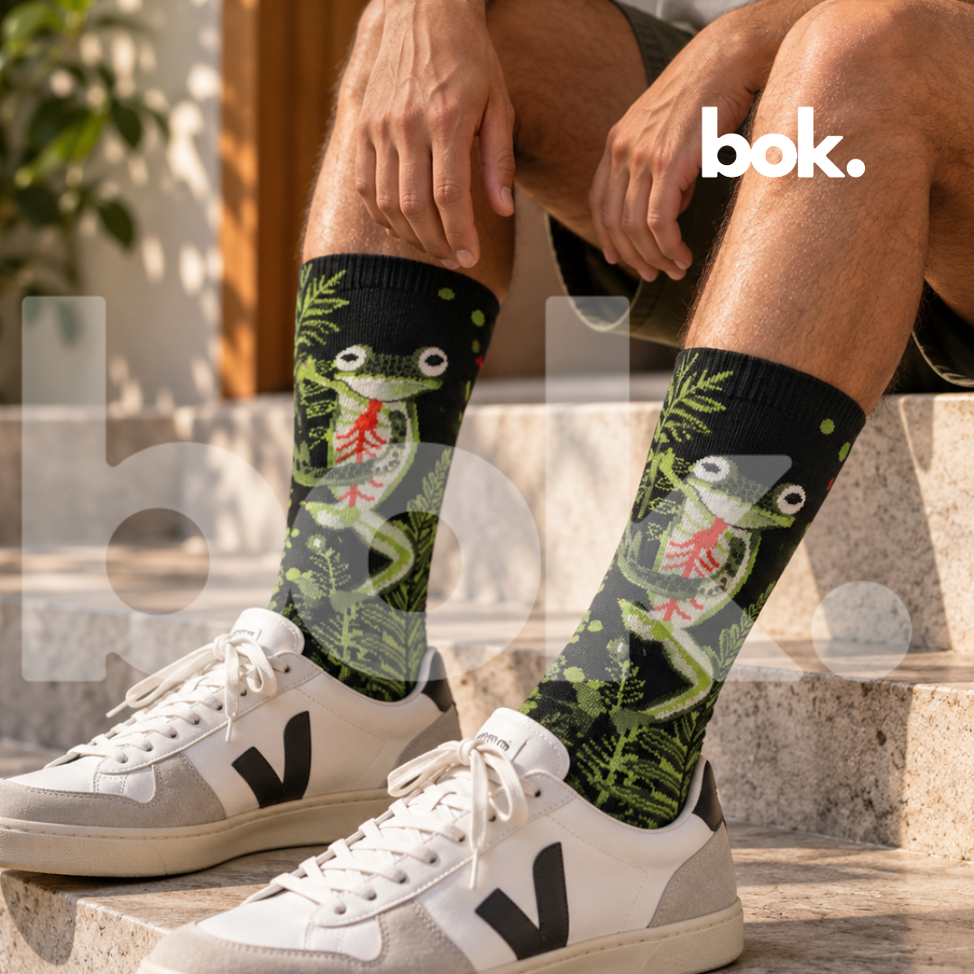 BOK Concept Store Quito: medias largas estampadas de rana de Regions by Roland, combinadas con shorts oliva y zapatillas blancas en un look casual para hombre.