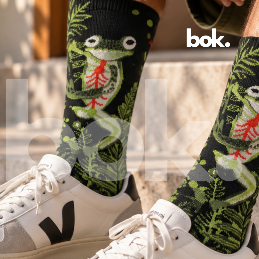 BOK Concept Store Quito Ecuador: medias originales largas con diseño de rana verde, helechos y detalles rojos sobre fondo negro, de Regions by Roland.